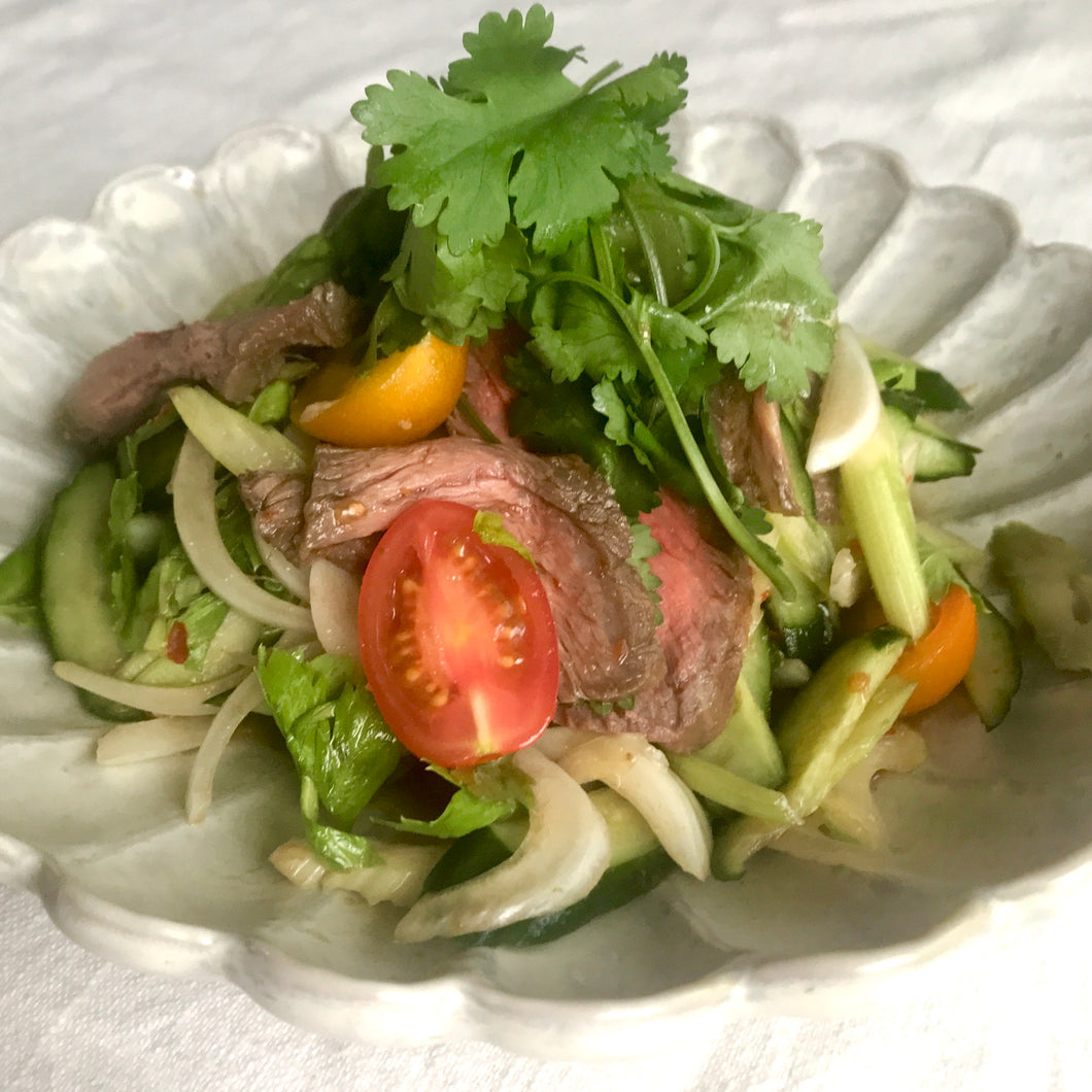黒毛和牛のローストビーフサラダ（ヤムヌアヤーン）　